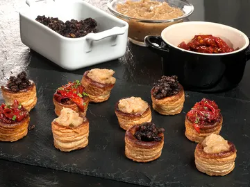 Mini volovanes de morcilla, pimientos y manzana Mini volovanes de morcilla, pimientos y manzana