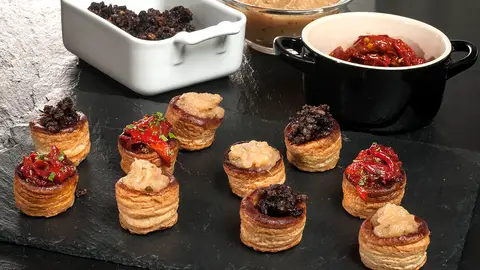 Mini volovanes de morcilla, pimientos y manzana Mini volovanes de morcilla, pimientos y manzana