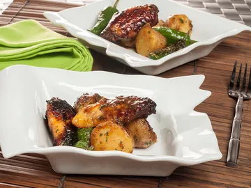 Alitas de pollo con sus guarniciones Alitas de pollo con sus guarniciones
