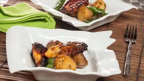 Alitas de pollo con sus guarniciones Alitas de pollo con sus guarniciones