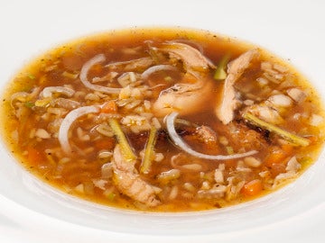 Sopa de picantón asado con pasta y verduras