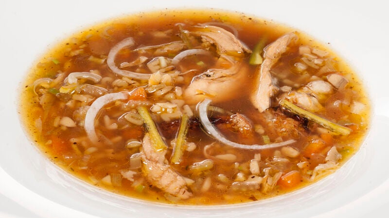 Sopa de picantón asado con pasta y verduras
