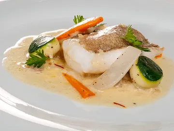 Gallo al txakoli con un toque de azafrán Gallo al txakoli con un toque de azafrán