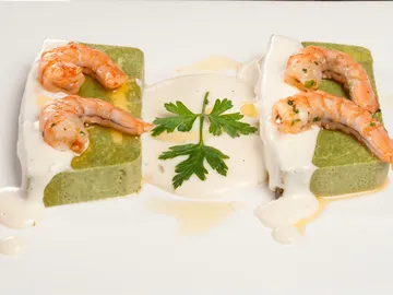 Pastel de espinacas con langostinos y bechamel Pastel de espinacas con langostinos y bechamel