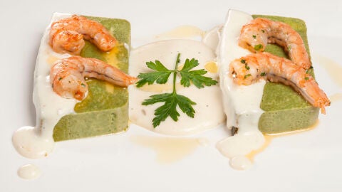 Pastel de espinacas con langostinos y bechamel 