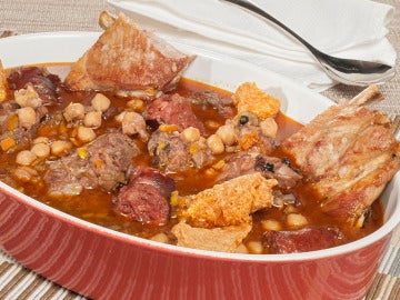 Puchero de garbanzos con costilla