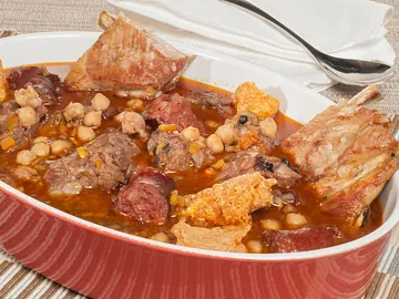 Puchero de garbanzos con costilla Puchero de garbanzos con costilla
