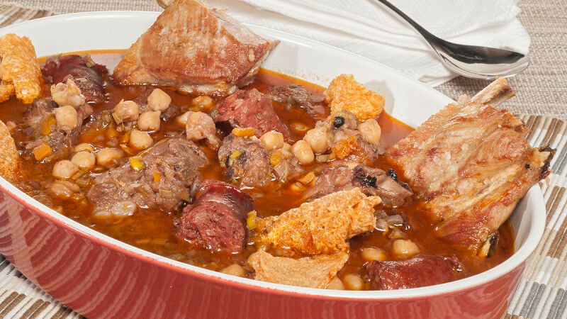 Puchero de garbanzos con costilla