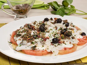 Ensalada caprese con bacalao confitado Ensalada caprese con bacalao confitado
