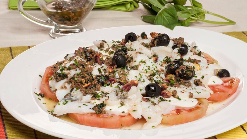 Ensalada caprese con bacalao confitado