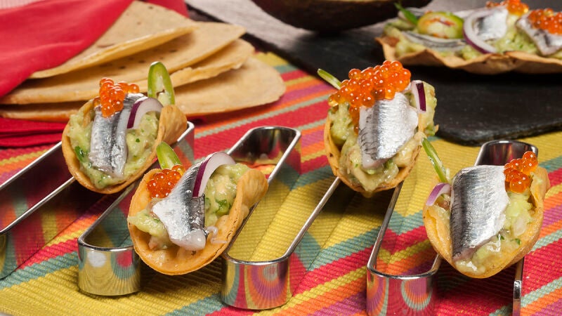 Tacos de maíz fritos con guacamole y anchoas