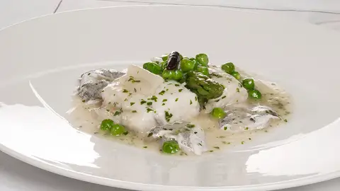 Merluza en salsa verde con kokotxas y verduritas Merluza en salsa verde con kokotxas y verduritas