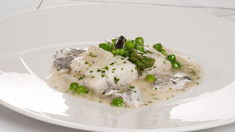 Merluza en salsa verde con kokotxas y verduritas