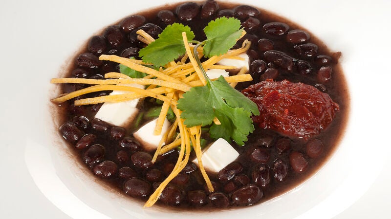 Sopa de frijol, chipotle y tortilla