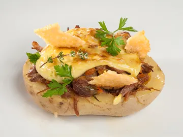 Patata rellena de pato con galleta de parmesano Patata rellena de pato con galleta de parmesano