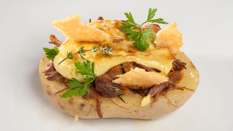 Patata rellena de pato con galleta de parmesano