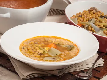 Garbanzos con verduras y su caldo en sopa Garbanzos con verduras y su caldo en sopa