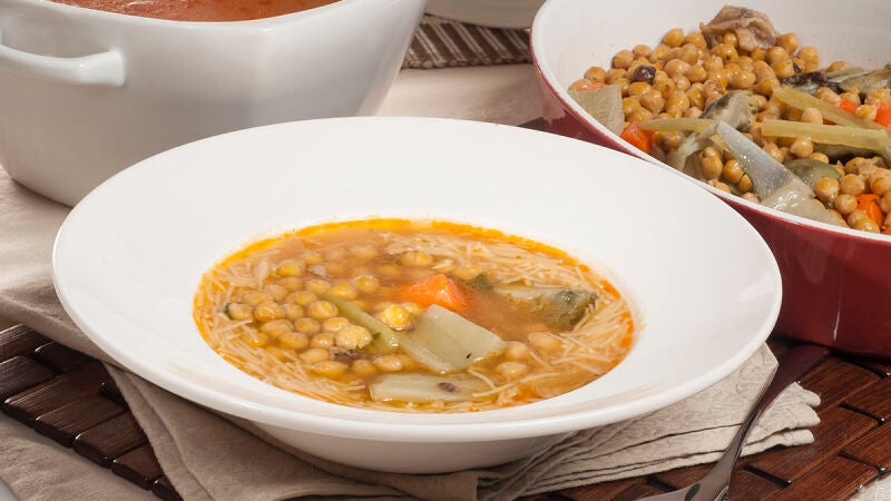 Garbanzos con verduras y su caldo en sopa