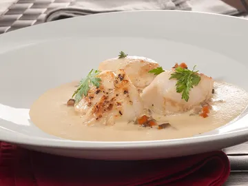 Vieiras sobre verduritas guisadas con salsa de cava Vieiras sobre verduritas guisadas con salsa de cava