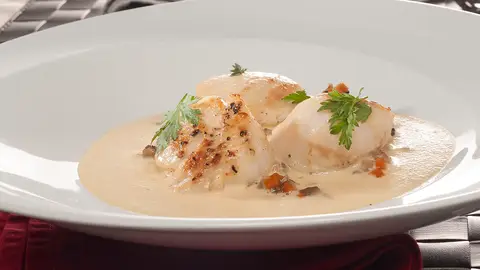 Vieiras sobre verduritas guisadas con salsa de cava Vieiras sobre verduritas guisadas con salsa de cava