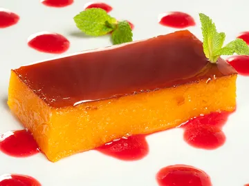 Tocino de cielo con coulis de frambuesa Tocino de cielo con coulis de frambuesa