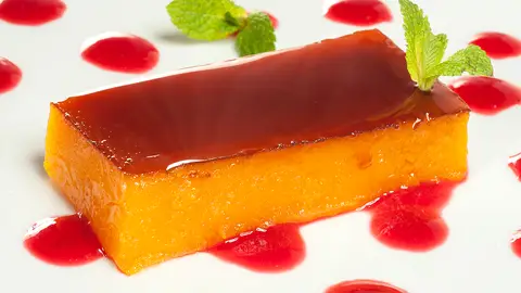 Tocino de cielo con coulis de frambuesa Tocino de cielo con coulis de frambuesa