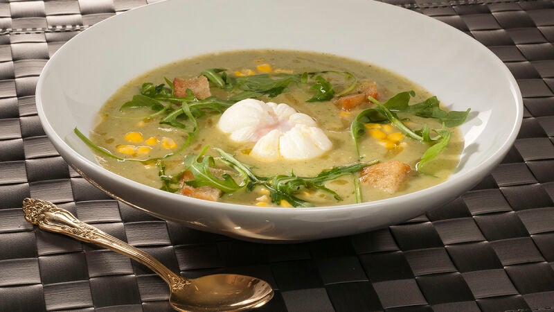 Crema de calabacín con huevo flor