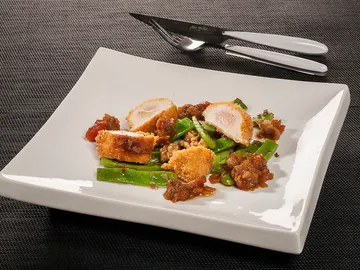 Pollo frito sobre judías con chutney de papaya Pollo frito sobre judías con chutney de papaya