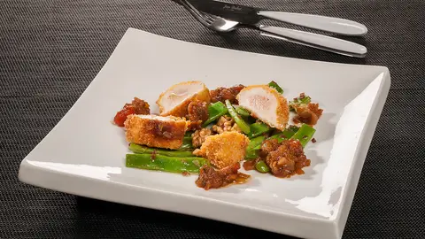Pollo frito sobre judías con chutney de papaya Pollo frito sobre judías con chutney de papaya