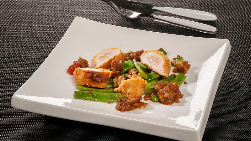 Pollo frito sobre judías con chutney de papaya