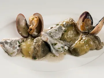 Cazuela de alcachofas con kokotxas y almejas Cazuela de alcachofas con kokotxas y almejas