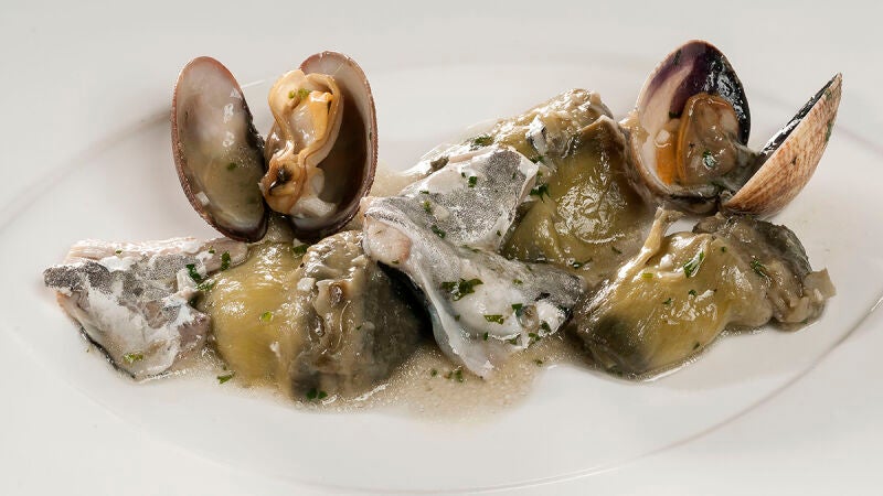 Cazuela de alcachofas con kokotxas y almejas