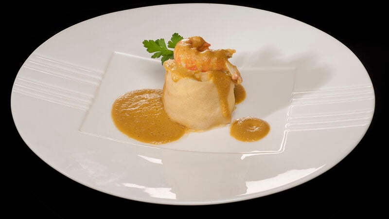 Rollitos de puerro y ruibarbo con salsa de marisco