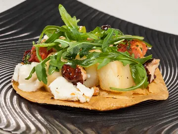 Tostada de manzana con tomate y nueces cristalizadas Tostada de manzana con tomate y nueces cristalizadas
