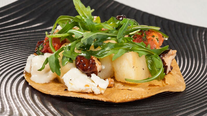 Tostada de manzana con tomate y nueces cristalizadas