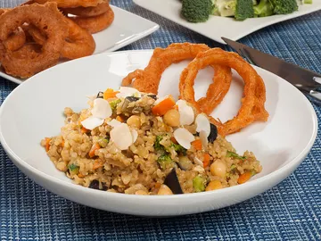 Arroz con verduras y aros de cebolla Arroz con verduras y aros de cebolla