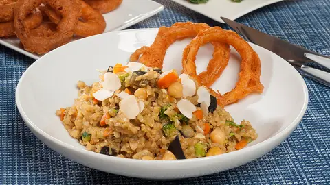 Arroz con verduras y aros de cebolla Arroz con verduras y aros de cebolla