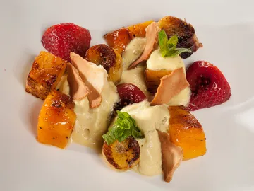 Frutas asadas con tejas y espuma de curry Frutas asadas con tejas y espuma de curry