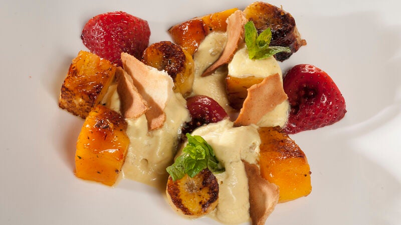 Frutas asadas con tejas y espuma de curry