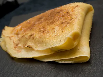 Filloas caramelizadas con crema de pasas Filloas caramelizadas con crema de pasas