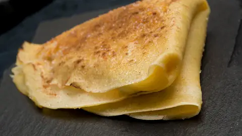 Filloas caramelizadas con crema de pasas Filloas caramelizadas con crema de pasas