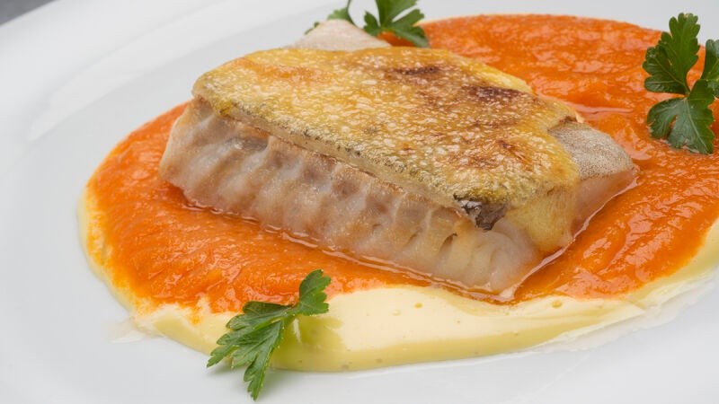 Bacalao con tomate y mahonesa