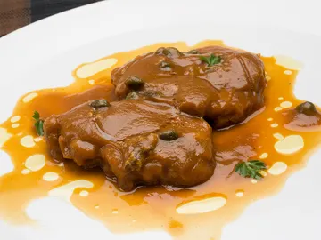 Lengua en salsa con alcaparras Lengua en salsa con alcaparras