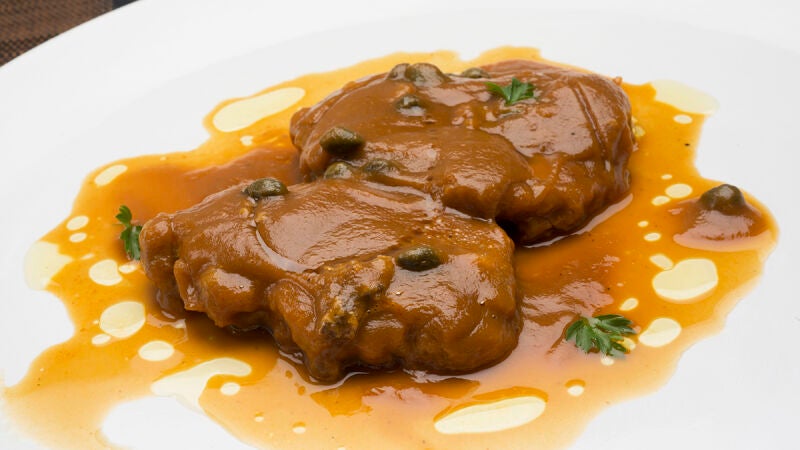 Lengua en salsa con alcaparras