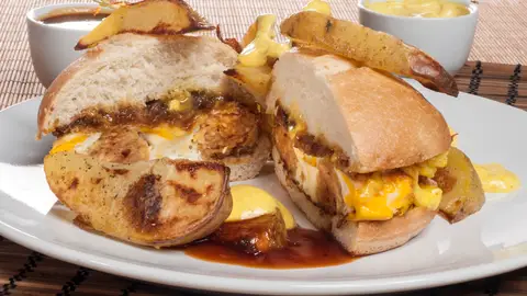 Hamburguesa de pollo con patatas al horno Hamburguesa de pollo con patatas al horno