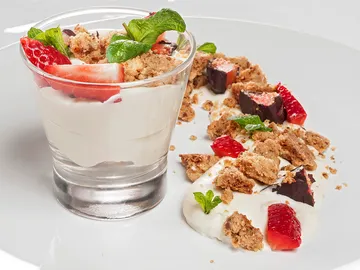 Mousse de chocolate blanco con crumble de almendra Mousse de chocolate blanco con crumble de almendra