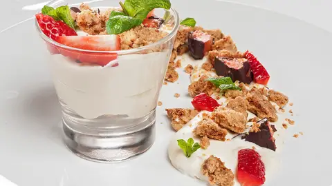 Mousse de chocolate blanco con crumble de almendra Mousse de chocolate blanco con crumble de almendra