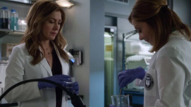 Maura conoce a su madre biológica