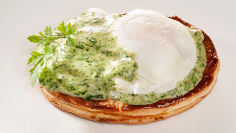 Huevos escalfados con bechamel de espinacas