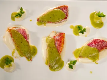 Salmonetes con coliflor y vinagreta de guisantes Salmonetes con coliflor y vinagreta de guisantes